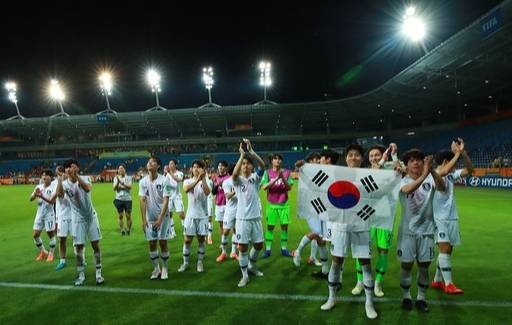 12일(한국시간) 폴란드 루블린 경기장에서 열린 '2019 국제축구연맹(FIFA) U-20 남자 월드컵' 4강전에서 에콰도르를 1대0으로 물리치고 결승에 진출한 대표팀 선수들이 태극기를 들고 그라운드를 돌며 인사하고 있다. 루블린=연합뉴스&nbsp;