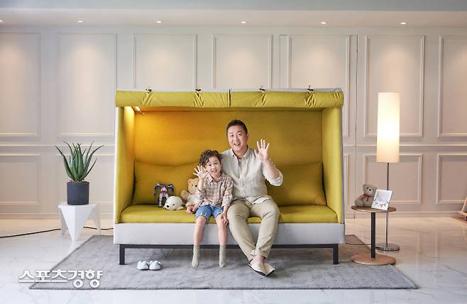 가구 브랜드 모델로 발탁된 방송인 정준하-정로하 부자. 사진 비앙스 가구