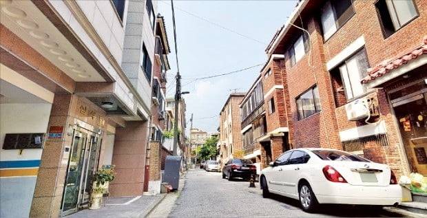 전세자금 대출이 늘면서 월세 시대가 저물고 있다. 사진은 서울 방배동 일대 주택가.  /한경DB