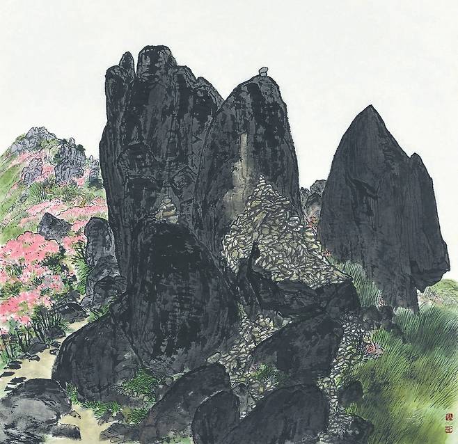 정성스럽게 쌓아올린 돌탑. 산길에 굴러다니는 돌을 보면 집어서 치운다. 옆에 바위라도 있으면 그 위에 얹는 것이 사람의 습성이다. 모처럼 만난 큰 바위에 탑처럼 쌓아올린 돌들이 인상적이다. 무심한 돌을 정성스럽게 올려놓는 사람들이 마음으로 기원하는 바는 무엇일까. 저 뒤로 국망봉이 보인다. 기원, 70X72cm, 한지에 수묵담채, 2019