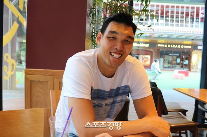 전격 은퇴한 하승진이 지난 11일 경기도 수원 광교동 자택 인근 커피숍에서 인터뷰하며 활짝 웃고 있다. 김경호 선임기자