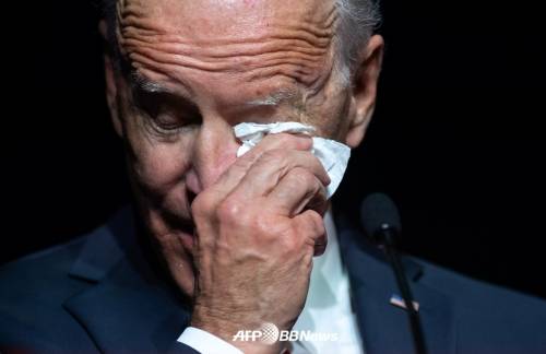 눈물을 훔치는 조 바이든 /AFPBBNews=뉴스1