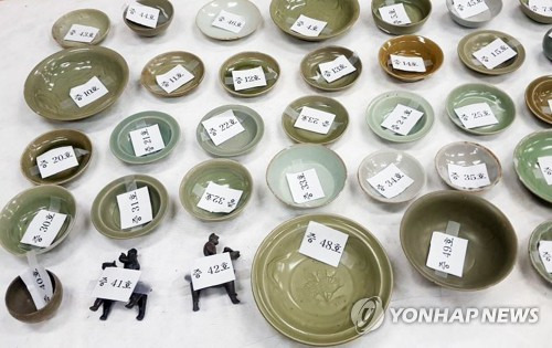 신안 해저유물매장 해역에서 도굴된 도자기 (서울=연합뉴스) 대전지방경찰청 광역수사대는 13일 '신안 해저유물매장 해역'에서 도굴한 도자기를 30년 넘게 몰래 보관해온 60대 A 씨를 붙잡았다고 밝혔다. 사진은 경찰이 압수한 중국 청자 등 도자기. 2019.6.13.       [문화재청 제공. 재판매 및 DB 금지] photo@yna.co.kr