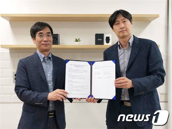 정우현 아톰릭스랩 대표(왼쪽)와 백상수 아이오트러스트 대표 © 뉴스1