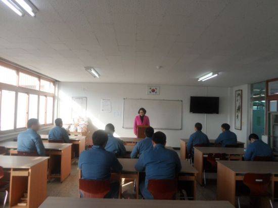 김천소년교도소 내 소년 수형자들이 고시반에서 수업을 받고 있다. 김천소년교도소는 올해 상반기 검정고시 응시생 29명(중졸 7명, 고졸 22명)이 전원 합격했다./사진=유병돈 기자 tamond@