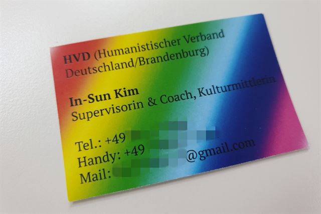 김인선씨의 명함. 다양한 성 정체성을 상징하는 의미의 무지갯빛이다. 김지은 기자
