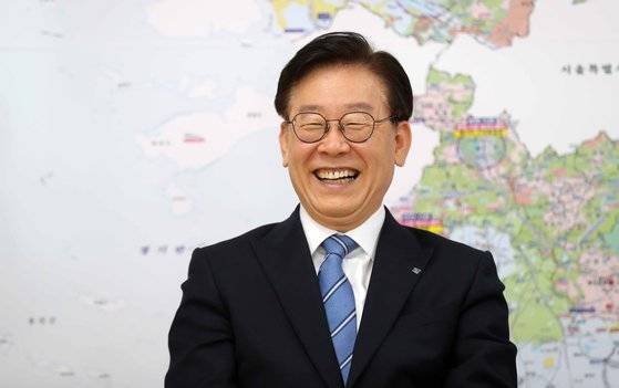이재명 경기도지사가 30일 수원시 경기도청에서 중앙일보와 인터뷰를 갖고 있다. 이 지사는 "남이 가지 않는 길을 가고, 한국의 이재명으로 남고 싶다"고 말했다. 김상선 기자