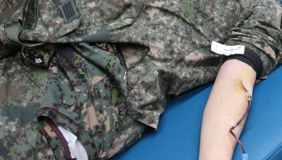 젊은 층의 인구가 감소함에 따라 혈액 공급에도 문제가 생기고 있다. 헌혈의 대부분이 군인, 학생들이 하는 단체 헌혈이기 때문이다. 사진은 지난해 2월 2일 육군 제102기갑여단 장병들이 부대 내에서 진행된 ‘사랑의 헌혈’운동에 동참하는 모습. [사진 뉴스1]