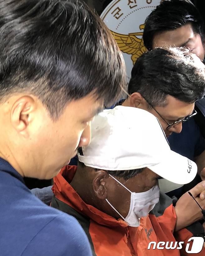 전북 군산의 한 유흥주점에 불을 질러 34명의 사상자를 낸 이모씨(55)가 지난해 6월18일 경찰조사를 마친 뒤 치료를 위해 병원으로 이송되고 있다. (뉴스1DB) © News1 이정민 기자