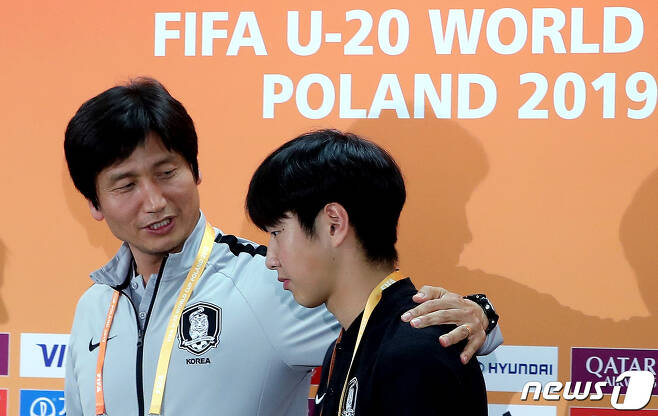 U-20 축구대표팀 정정용 감독이 14일 오후(한국시간) 폴란드 우치 스타디움에서 열린 공식 기자회견을 마친 뒤 이강인 선수와 대화를 나누고 있다. 한국 남자축구 사상 첫 국제축구연맹(FIFA) 주관 대회 결승 진출이라는 새로운 역사를 쓴 U-20 축구대표팀은 오는 16일 폴란드 우치에서 우크라이나와 우승컵을 두고 결전을 치른다. 2019.6.14/뉴스1 © News1 박정호 기자