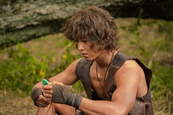 은섬(송중기)은 아스달의 예언에 나오는 '푸른 객성'이 빛나던 날에 태어났다. 사진=tvN