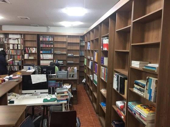 지난 11일 폐업한 서울 명륜동 성균관대 앞 사회과학서점 ‘책방 풀무질’. 서가에는 책이 절반가량 빠진 상태다. 김혁준 인턴기자