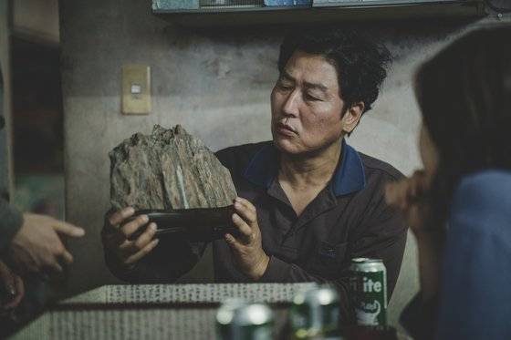 '기생충'에서 영화 초반 기택(송강호)의 가족이 선물받은 이 수석은 이후 모든 사건의 출발점. [사진 CJ엔터테인먼트]