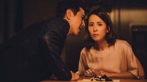 연교는, 집안일이 틀어지면 "(남편에게) 능지처참에 교수형당할 것"이라 입버릇처럼 말할 만큼 남편의 눈치를 본다. [사진 CJ엔터테인먼트]