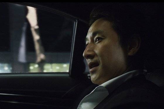 운전사 면접을 보러 온 기택에게 박사장은 입으론 "테스트주행 아니니까 편하게 하시라"면서도 손에는 커피가 찰랑찰랑한 머그잠을 들고 있다. 그가 "코너링이 좋네요"라고 하는 이 장면은 시나리오엔 없었지만 봉 감독이 콘티단계에서 그려넣었다. [사진 CJ엔터테인먼트]