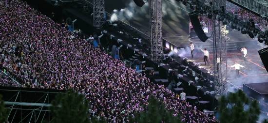 지난 15일 부산 아시아드보조경기장에서 방탄소년단(BTS)의 다섯 번째 팬미팅이 열렸다. 팬클럽 '아미' 2만5000여명이 자리했다. 뉴시스