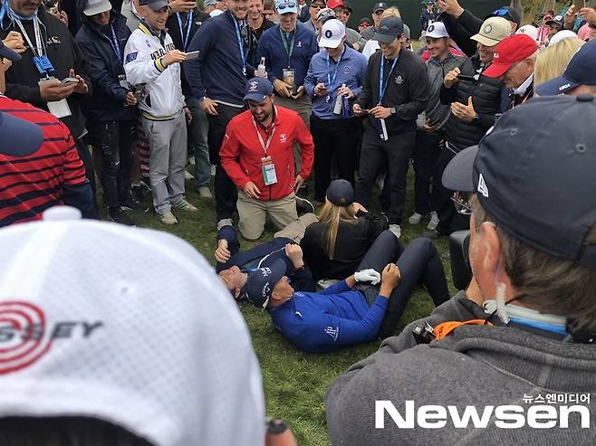 공에 맞은 갤러리와 함께 누워서 사진을 찍어준 헨릭 스텐손.
