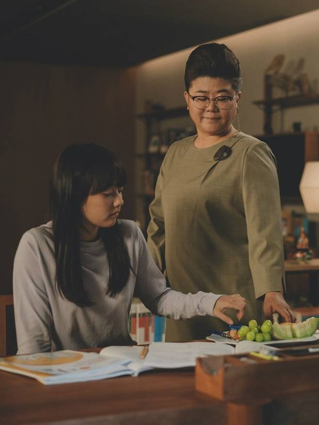 이정은(오른쪽)이 맡은 문광은, 주인이 박사장이기 전부터 거대한 저택에서 살아온 입주 가사도우미다. 일 처리 능력이 뛰어난 것은 기본이고, 박사장 가족 구성원으로 착각할 만큼 품위 있는 자태를 갖췄다. (사진=㈜바른손E&A 제공)