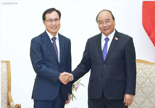 베트남 총리(오른쪽)와 면담하는 최주호 삼성전자 베트남 복합단지장 [베트남 정부 공보 캡처]