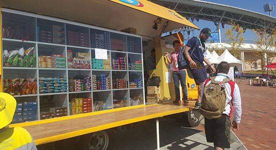 [지난 2015년 경북 문경 국군체육부대 주경기장에서 진행된 `2015 경북문경 세계군인체육대회`에 마련된 이동식 PX에서 쇼핑하는 소비자들. 인기 군스메틱인 달팽이 크림·수분 크림 등이 인기였다.]