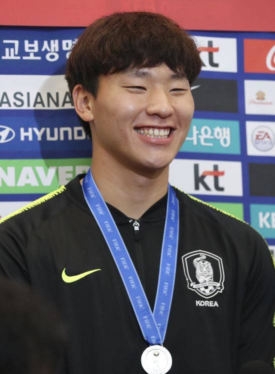 2019 국제축구연맹(FIFA) U-20 월드컵서 준우승을 차지한 한국 U-20 축구대표팀 골키퍼 이광연이 17일 오전 인천국제공항을 통해 귀국해 인터뷰를 하고 있다. 뉴시스