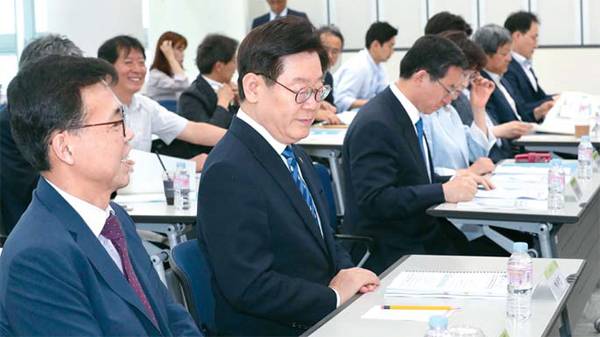 대통령 직속 정책기획위원회 산하 소득주도성장특별위원회가 17일 서울글로벌센터에서 개최한 `함께 잘사는 포용국가, 소득 격차 현황과 개선 방안` 토론회에서 홍장표 소득주도성장특위 위원장(왼쪽)과 이재명 경기도지사(왼쪽 둘째)가 발표를 듣고 있다. [이충우 기자]