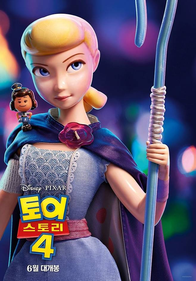 '토이 스토리 4' 속 우디의 포키 찾기 모험에 동행하며 기지를 발휘하는 보핍. 어깨 위에 있는 미니어처 장난감은 기글 맥딤플즈 (사진=월트 디즈니 컴퍼니 코리아 제공)