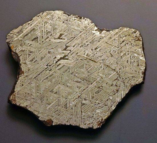 멕시코에서 발견됐던 운철의 모습. 운철은 대기권을 통과하면서 마찰열로 불순물이 제거돼 철의 함유량이 매우 높고 니켈, 코발트 등 합금이 표면에 뒤덮여 녹이 슬지 않고 내구성도 강한 것으로 알려졌다.(사진=위키피디아)