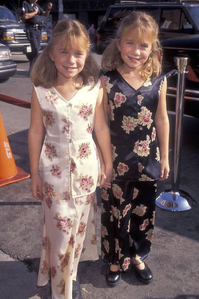 시사회에서 동양적인 의상을 입고 등장한 올슨 자매