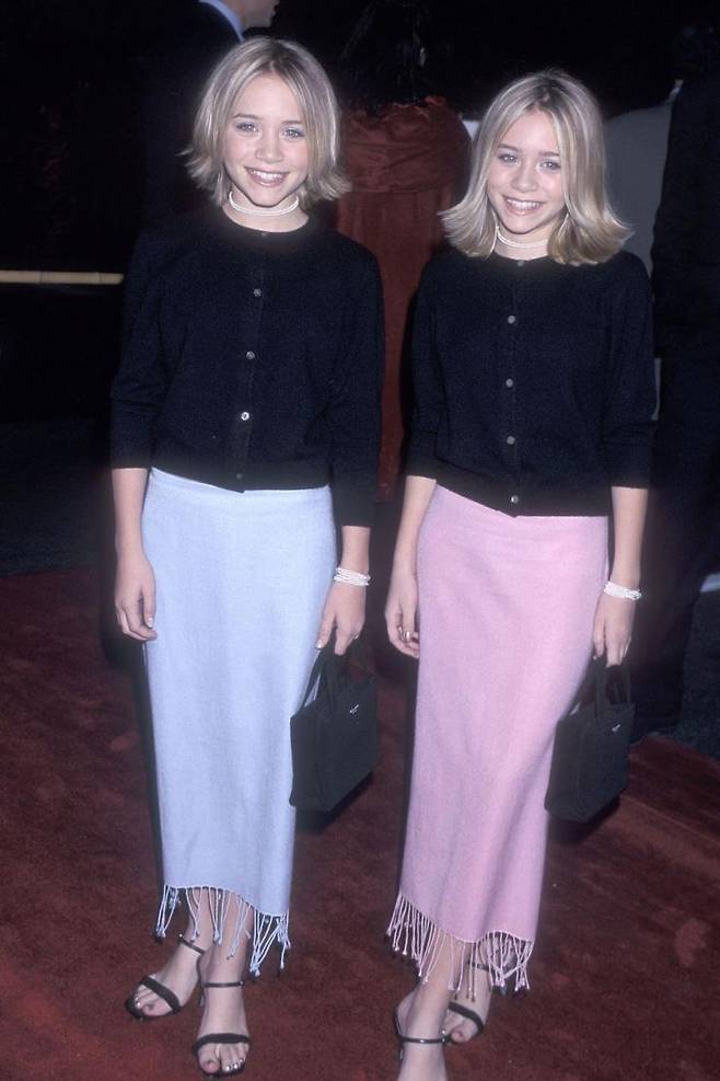 1999년 12월 15일 1년 사이에 폭풍 성장한 올슨 자매! 베이직한 카디건에 주얼 장식의 초커와 브레이 슬릿으로 성숙한 이미지를 선보였다.