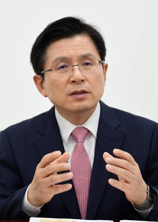 자유한국당 황교안 대표가 18일 서울 여의도 국회 당대표실 내 접견실에서 인터뷰를 갖고 있다. 그는 정치를 정의해 달라는 말에 “정치인의 진정성에 대해 이야기하고 싶다”며 “정치인들은 말만 많이 하는 사람으로 국민에게 오해가 심어져 있는데 이건 국가적으로 불행한 일”이라고 안타까워했다. 이재문 기자
