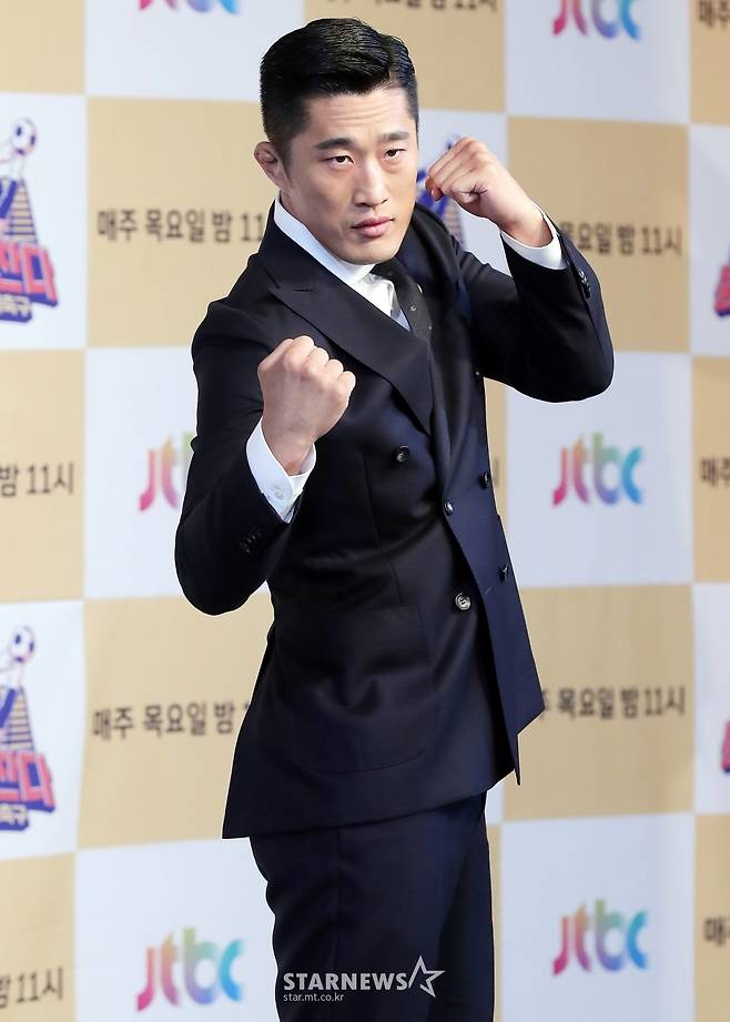 [★포토]김동현, '무서운 조기축구 선수'