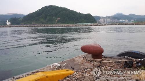 北 어선 정박 장소로 추정되는 삼척항 부두 (삼척=연합뉴스) 배연호 기자 = 지난 15일 북한 선원 4명이 탄 어선이 연안에서 조업 중인 어민의 신고로 발견됐다는 정부 당국의 발표와 달리 삼척항에 정박해 있었고, 주민이 112에 신고하고서야 식별됐다는 주장이 나와 파문이 예상된다. 사진은 북한 어선이 정박했던 곳으로 추정되는 삼척항 부두 맨 끝의 모습. 2019.6.18 byh@yna.co.kr