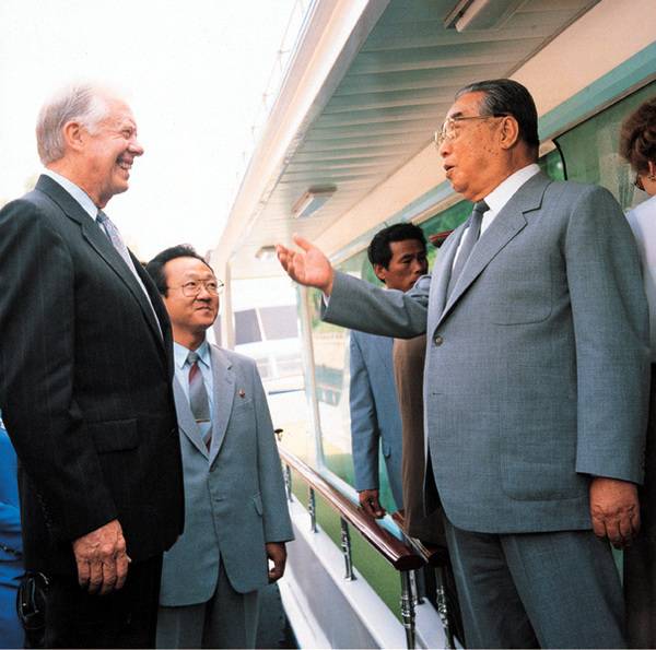 1994년 봄부터 이른바 ‘1차 북핵 위기’가 고조되자 박한식 교수는 지미 카터 전 미국 대통령에게 ‘김일성 주석과 만나 평화 협상을 해달라’고 제안했다. 흔쾌히 수락한 카터는 6월15~18일 ‘첫 방북 드라마’를 펼쳐 세계를 놀라게 했다. 그해 6월17일 카터(왼쪽)와 김일성(오른쪽)이 대동강 유람선 위에서 두번째 회담을 하고 있다. <한겨레> 자료사진