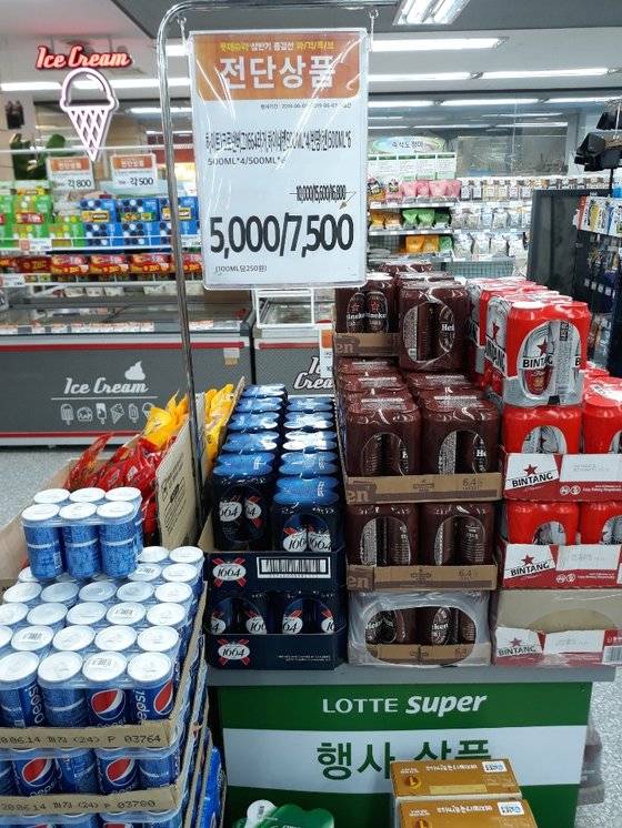 이달 롯데슈퍼가 '전단상품'으로 판매한 '4캔 5000원' 수입맥주. 김영주 기자