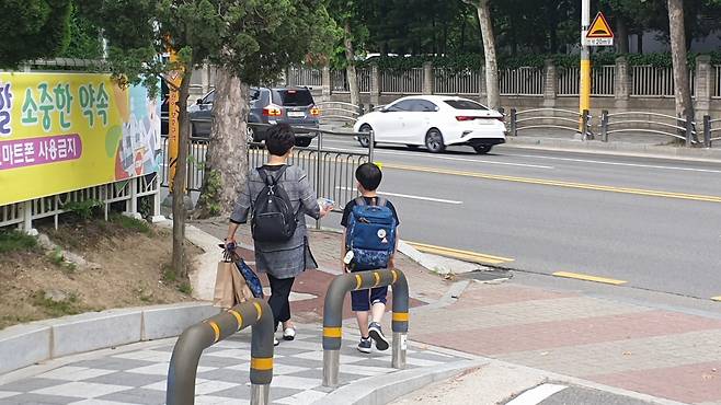 [18ì¼ ì¤í ê²½ê¸°ëì í ì´ë±íêµ íêµê¸¸. ì´ë±íêµ íìë¤ì´ í&nbsp;ë¨¸ë ìì ì¡ê³&nbsp; íêµíê³&nbsp; ìë¤. ê¹ì&nbsp;ì§ ê¸°ì/kacew@heraldcorp.com]