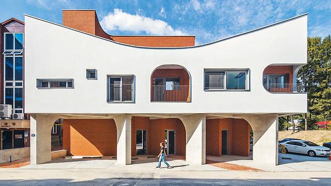 ‘요앞 건축사사무소’에서 설계한 대전 반석동 ‘여름무지개’. 연로한 부모님과 딸 부부, 그 자녀까지 3대를 위한 집이다. 뒤집힌 무지개처럼 완만한 U자형으로 지붕을 만들고, 빗물 홈통처럼 건물 디자인을 해치는 군더더기를 드러내지 않았다. /건축가 류인근