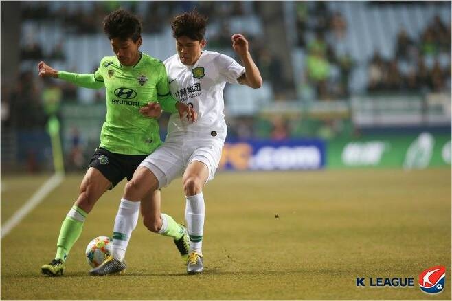 김민재(오른쪽). (사진=한국프로축구연맹 제공)