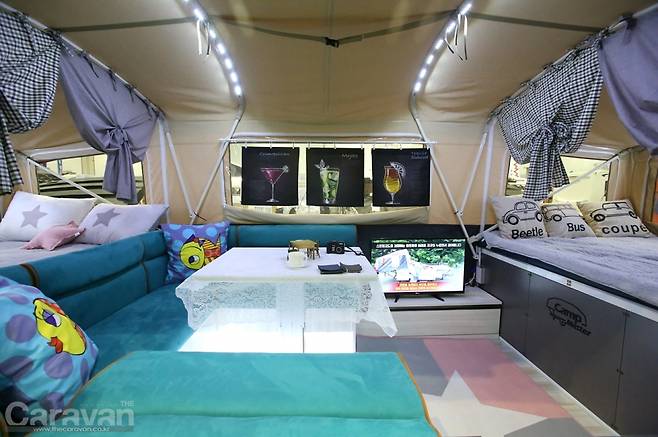 양옆으로 가족이 취침할 수 있는 침실이 있고 가운데로 취향에 맞게 거실 공간을 꾸밀 수 있음