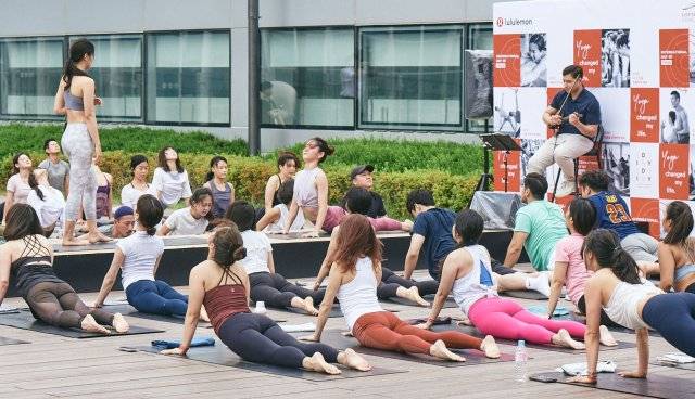 21일 서울 송파구 롯데콘서트홀 테라스에서 참가자들이 비올리스트 안톤 강의 전자 비올라로 클래식 연주를 들으며 요가를 배우고 있다.