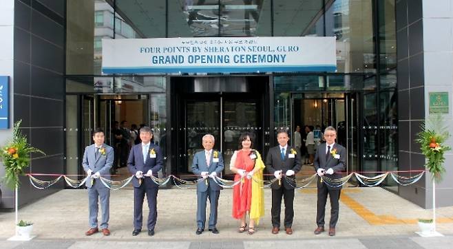 21일 개관식에 참석한 참석자들과 함께 테이프 커팅을 하고 있는 최지원 와이씨앤티 대표(오른쪽 세번째).  [사진=요진건설산업]