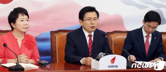 황교안 자유한국당 대표가 20일 서울 여의도 국회에서 열린 최고위원회의에서 모두발언을 하고 있다./사진=뉴스1