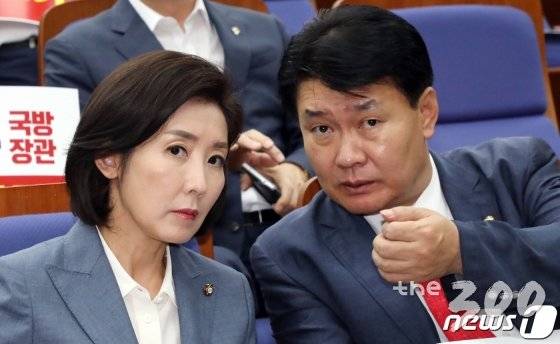 나경원 자유한국당 원내대표와 정용기 정책위 의장(오른쪽)이 20일 서울 여의도 국회에서 열린 안보의원총회에서 대화를 하고 있다. /사진=뉴스1