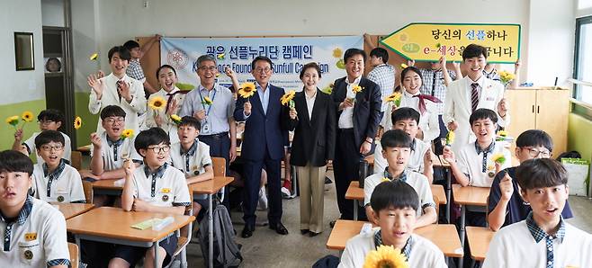 임하순(중앙 왼쪽부터 세번째부터) 광운중학교 교장, 민병철 선플재단 이사장, 조선영 광운학원 이사장, 이상종 전국선플교사협의회 회장이 광운대학교 선플홍보대사 비마랑 학생들과 광운중학교 학생들에게 선플교육을 한 후 캠페인 영상촬영을 하고 있다