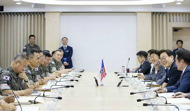 20일 오후 경기도청 상황실에서 이재명 경기도지사와 남영신 지상작전사령관, 이재준 고양시장, 최대호 안양시장, 엄태준 이천시장 등 관계자들이 참석한 가운데 '2019년 상반기 경기도-지상작전사령부 정책협의회'가 열리고 있다. (사진=경기도 제공)