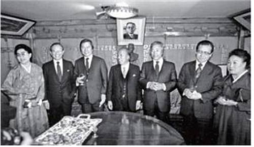 ▲ 1980년 2월 25일 서울 가회동 인촌기념관. 김상만(동아일보 회장)이 3김씨 초청 기념촬영. (왼쪽부터) 이태영(법조인 1914~1998), 정일권(정치인 1917~1994), 김대중(정치인 1926~2009), 김상만(언론인 1910~1994), 김영삼(정치인 1927~2015), 김종필(정치인 1926~2018), 모윤숙(시인 1910~1990).  (출처: <김종필 증언록> 수록 사진 캡처)