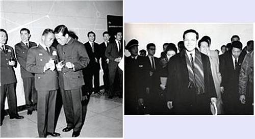 ▲ (왼쪽) 1961년 12월 서울 장충동 최고회의 의장 공관에서 열린 송년파티. 이야기를 나누는 군복 차림의 박정희(국가재건최고회의 의장)와 재건복 차림의 김종필(중앙정보부장) (출처: 국가기록원) ▲ (오른쪽) 1963년 2월 25일 전권대사 자격으로 ‘자의반 타의반’ 외유길에 나선 김종필 전 중앙정보부장. (출처: 국정홍보처 대한민국 정부 기록 사진집)