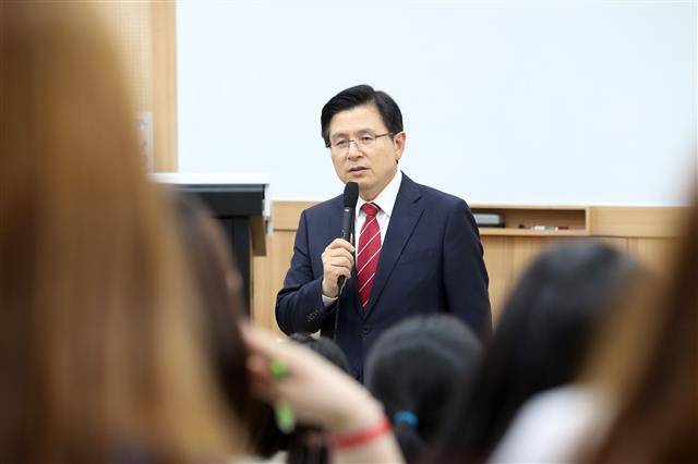 황교안 대표 ‘숙명여대서 학생들과 대화’ - 황교안 자유한국당 대표가 20일 오후 서울 용산구 숙명여자대학교에서 ‘대한민국 청년들의 미래와 꿈’을 주제로 학생들과 대화하고 있다. 2019.6.20/뉴스1