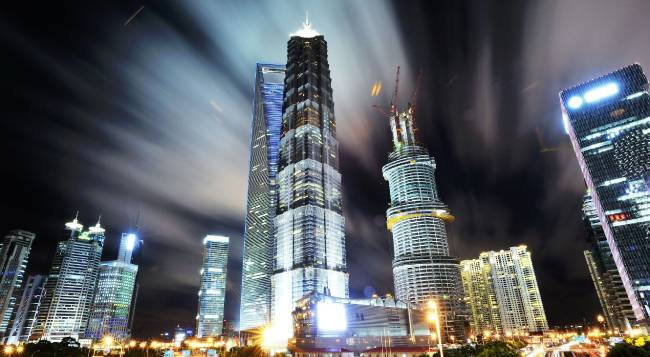 상하이 야경. 중국식 성장의 한편엔 상식적으로 설명되지 않는 불합리함도 적지 않다.