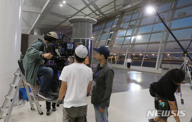 【인천공항=뉴시스】홍찬선 기자 = 지난해 6월 인천공항을 소재로 한 드라마 여우각시별의 촬영 모습. 2019.06.22.(사진=인천공항공사 제공)photo@newsis.com
